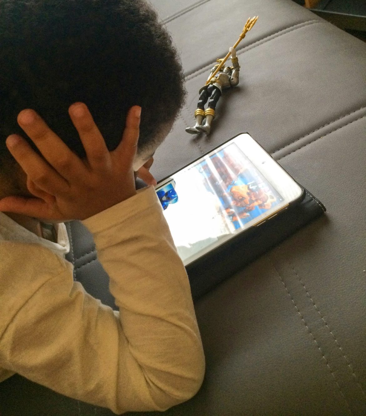 enfant-ecran-tablette