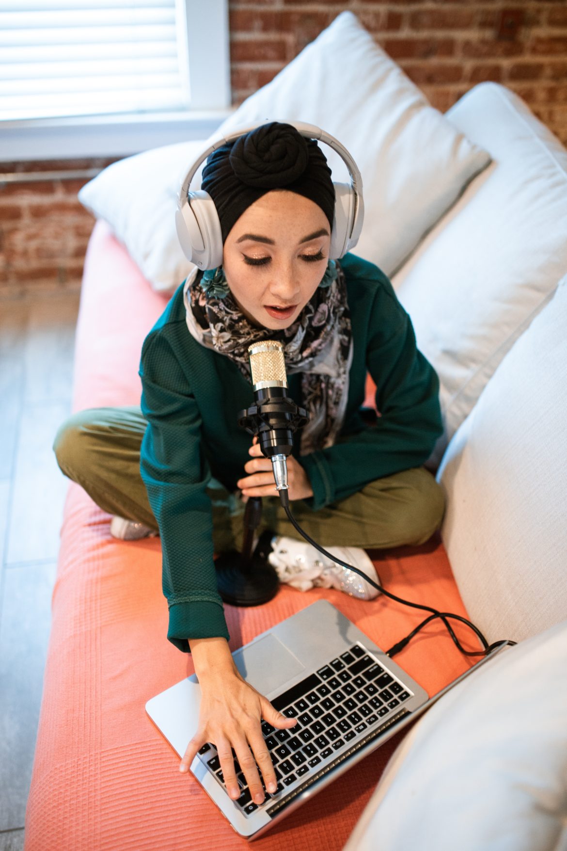 pexels-rodnae-productions-4910553 pourquoi creer un podcast